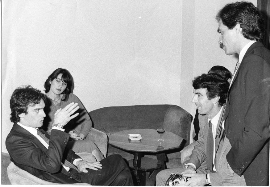 Colloquio fra campioni del mondo... Uncini, con la moglie a fianco, discorre con Dino Zoff e Franco Causio (Olycom)